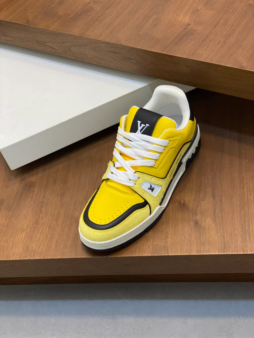 Men's men's shoes 💰820 Lujia New Color Men's 🧍‍♂️trainer sneakers, this LV Trainer sneaker is made of soft grained calfskin, showing pure tones, the #54 logo on the back traces the brand's birth in 1854, the designer's handwritten brand logo embellishes one side, designed by Virgil Abloh himself, a very commemorative sneaker, the new LV Louis Vuitton louis vuitton trainer sneaker low casual sports culture versatile basketball sneakers Size: 35-46 (customized for women 40, men 46)